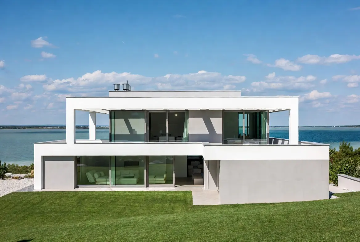 A balatonfüredi villa tervezése során a legfontosabb szempont a Balatonra nyíló panoráma maximális kihasználása volt